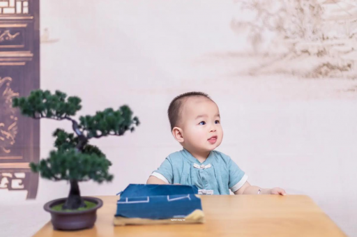 鄂尔多斯怀孕肚子中间凹两边凸